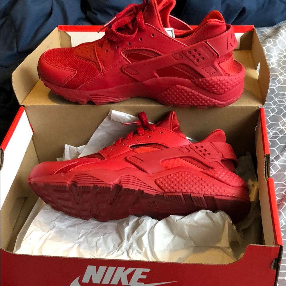 Men’s red Nike hurraches
